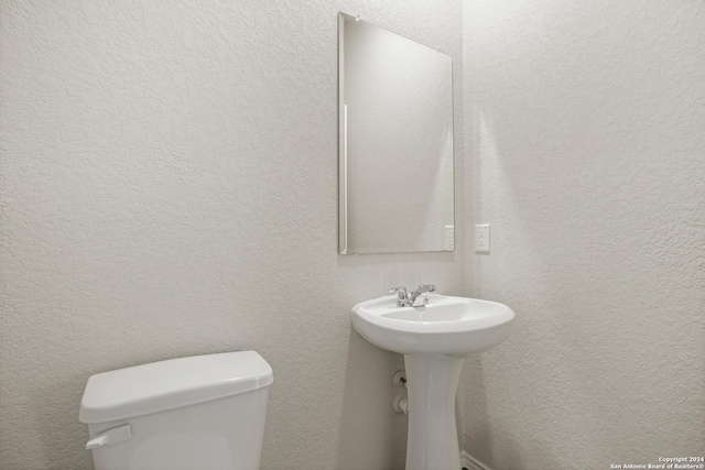 4951 Sandstone Way, San Antonio, TX 78222 - bathroom featuring a textured wall