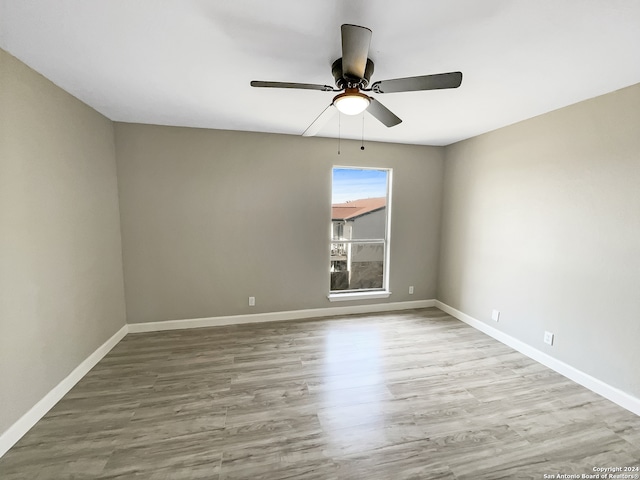 unfurnished room featuring light wood-type flooring and ceiling fan