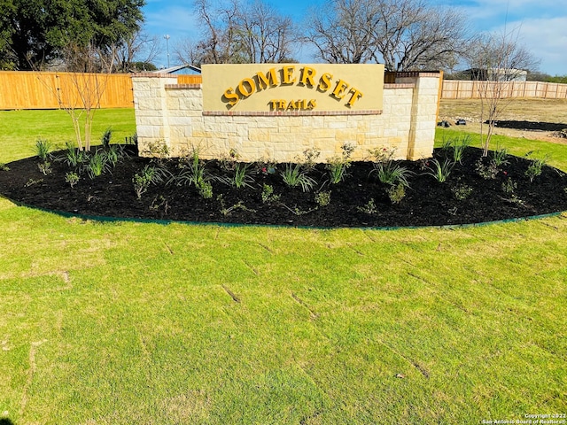 community / neighborhood sign featuring a yard