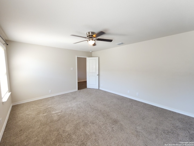 unfurnished room with carpet and ceiling fan