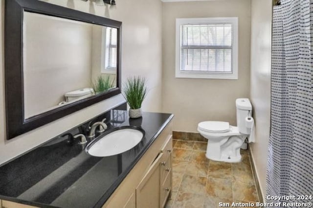 bathroom with a shower with curtain, vanity, and toilet