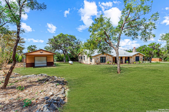 view of yard featuring an outbuilding