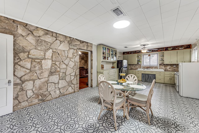 dining area with ceiling fan