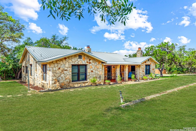 view of front of house featuring a front lawn