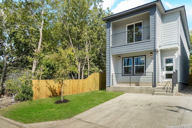 view of front of property with a front yard