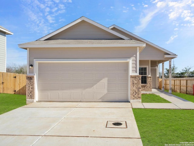 view of front facade featuring a garage and a front yard