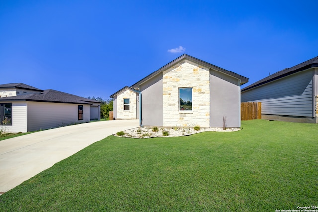 view of front of home featuring a front lawn