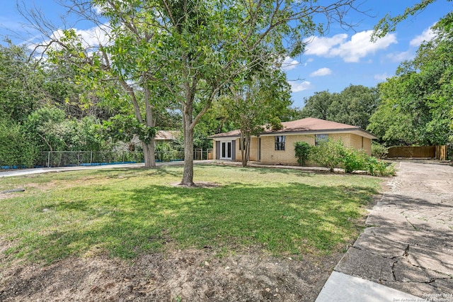 view of front facade featuring a front lawn