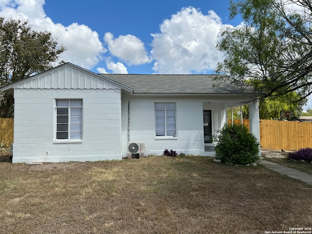 single story home with a front yard