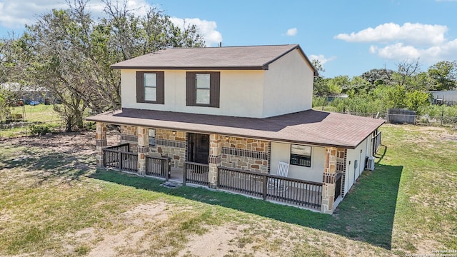 view of front of property featuring a front lawn