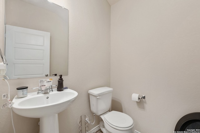 bathroom featuring toilet and sink