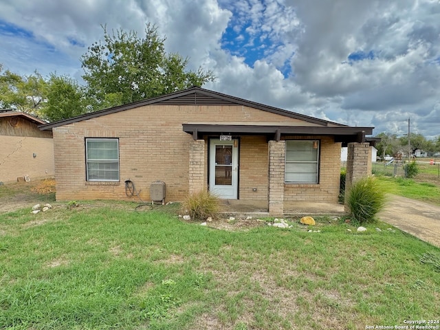 view of front of house featuring a front yard