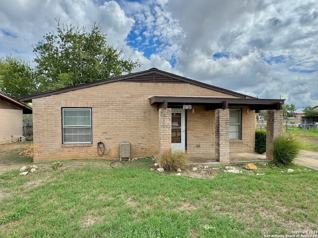 view of front of home with a front lawn