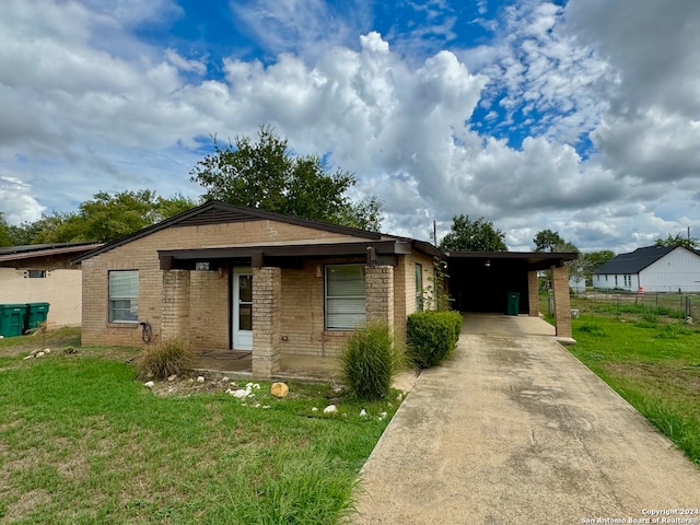 view of front of home featuring a front lawn and a carport