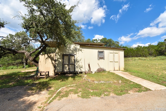 view of outdoor structure featuring a yard