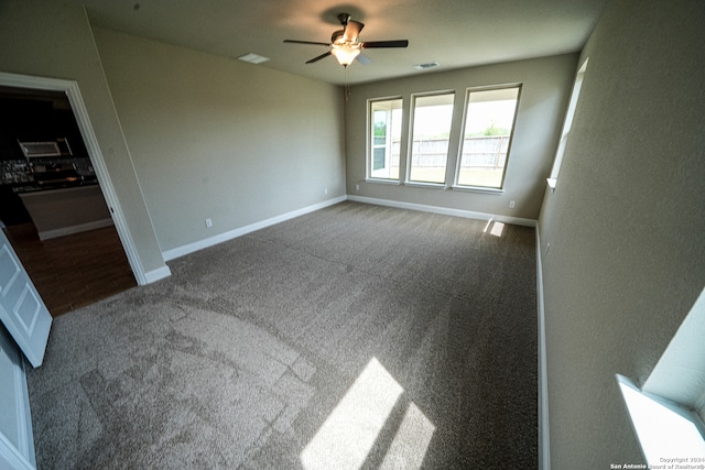 unfurnished room featuring ceiling fan and carpet