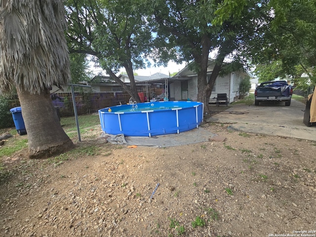 view of yard featuring a fenced in pool