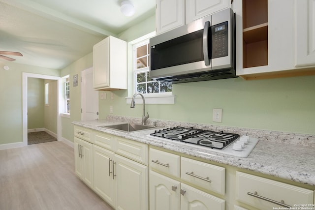 kitchen featuring white gas cooktop, light hardwood / wood-style floors, sink, and ceiling fan