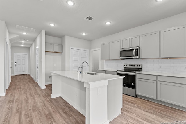 kitchen featuring a sink, visible vents, appliances with stainless steel finishes, and gray cabinets