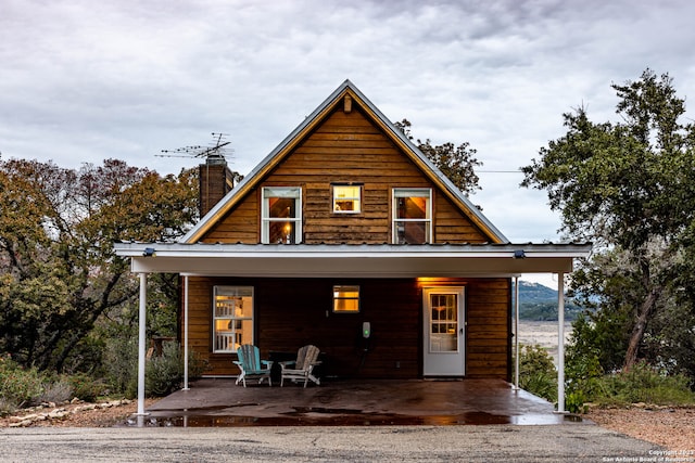 view of front of property featuring covered porch