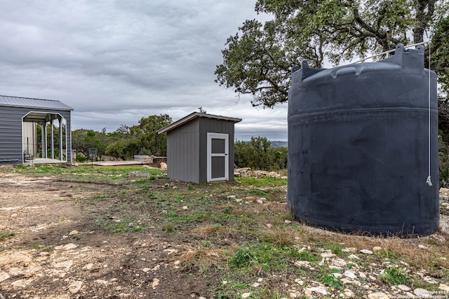 view of yard featuring a storage shed