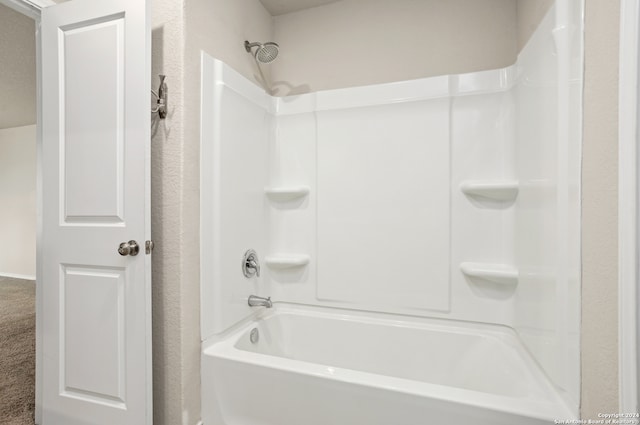 bathroom with bathtub / shower combination