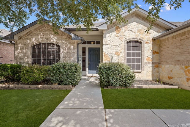 view of front of property featuring a front yard