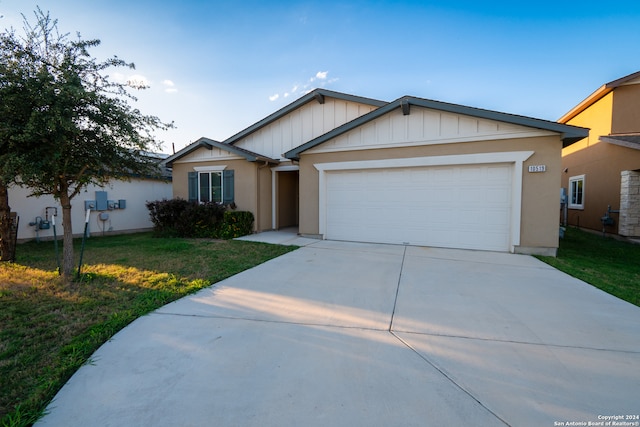 view of front facade featuring a garage and a front lawn