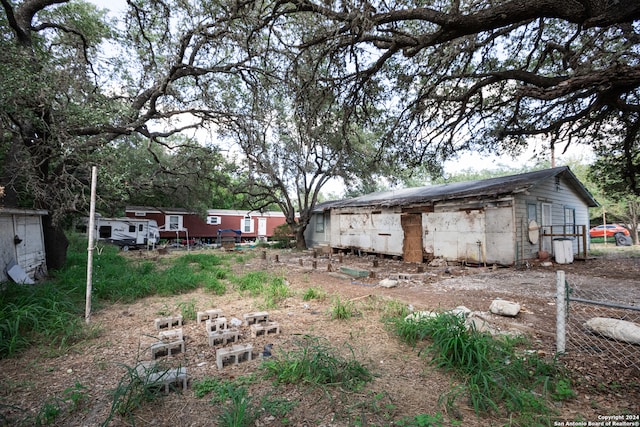 view of yard featuring an outdoor structure