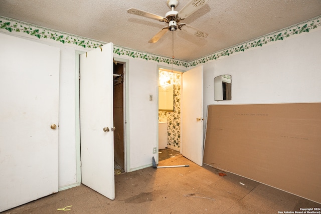 unfurnished bedroom with ceiling fan, a textured ceiling, and a closet