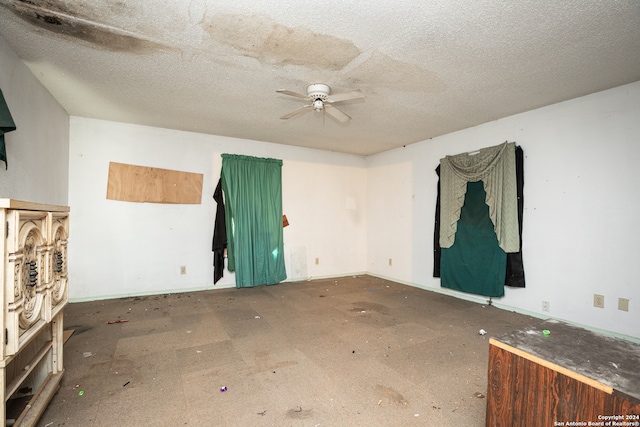 unfurnished room featuring ceiling fan and a textured ceiling