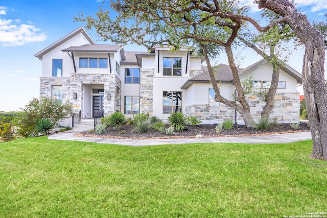 view of front of property featuring a front lawn