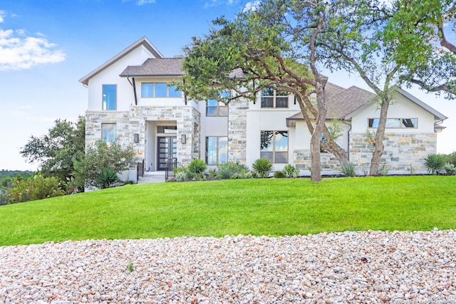 view of front of house featuring a front lawn