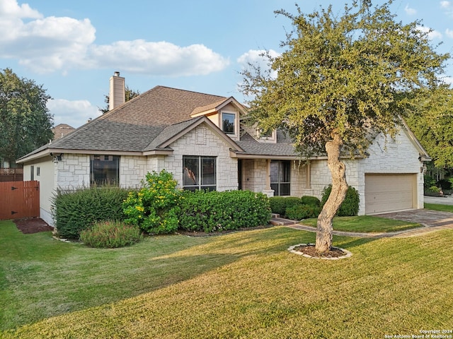 view of front of property featuring a front lawn