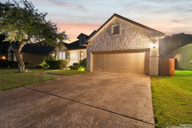 view of front facade with a yard