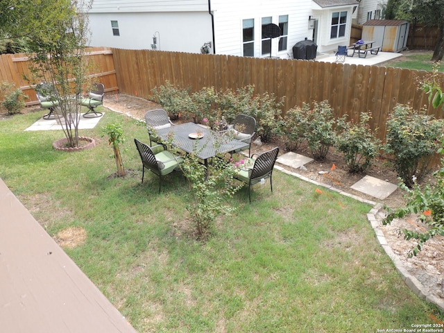 view of yard featuring a patio area