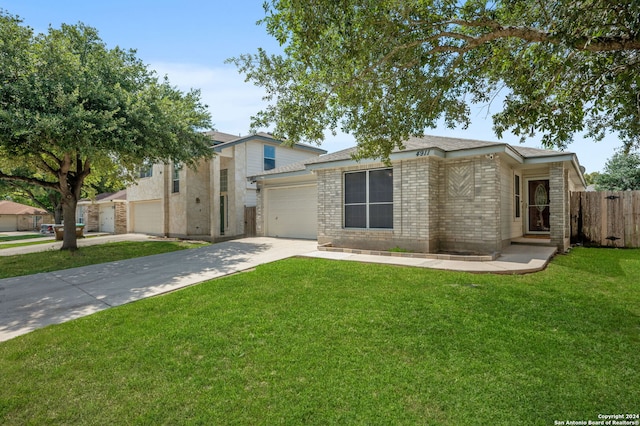 view of front of property featuring a front lawn