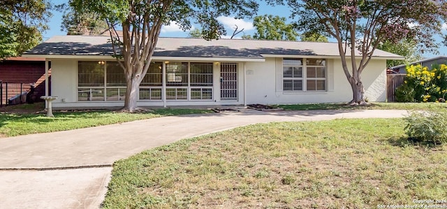 ranch-style home with a front yard