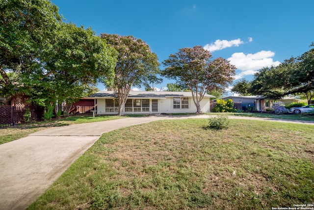 ranch-style home featuring a front yard