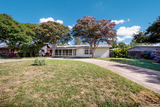 single story home with a front lawn