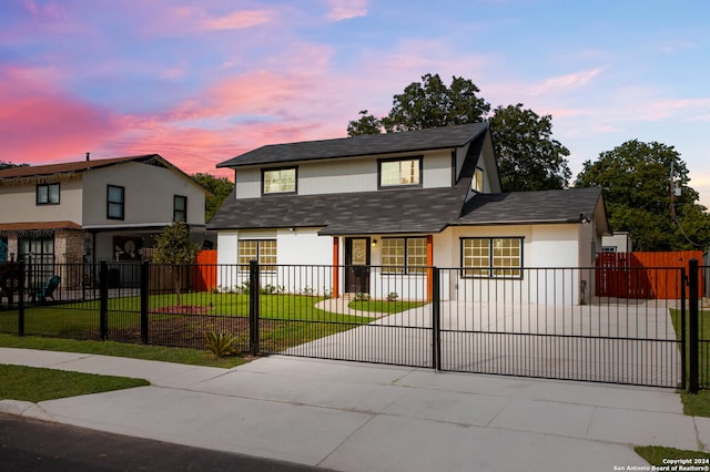 view of front of property featuring a yard