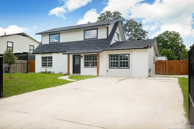 view of front of home featuring a front lawn