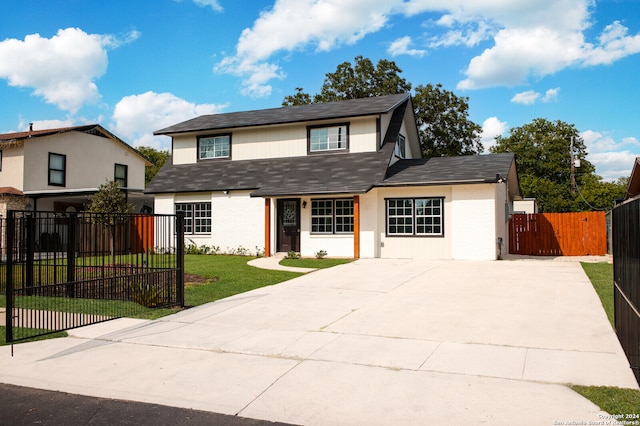 view of front facade with a front yard