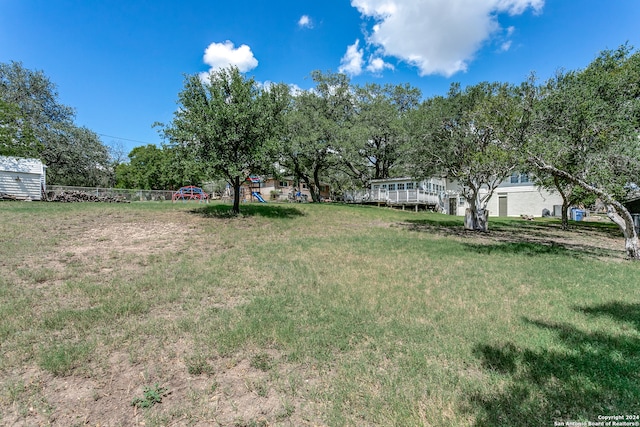 view of yard with a storage unit