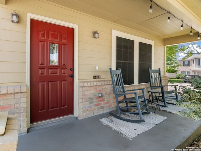 entrance to property featuring covered porch