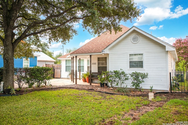 view of front facade with a front lawn