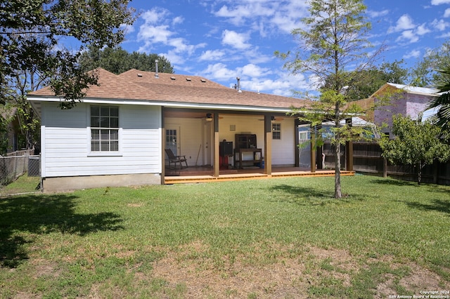 back of house featuring a lawn