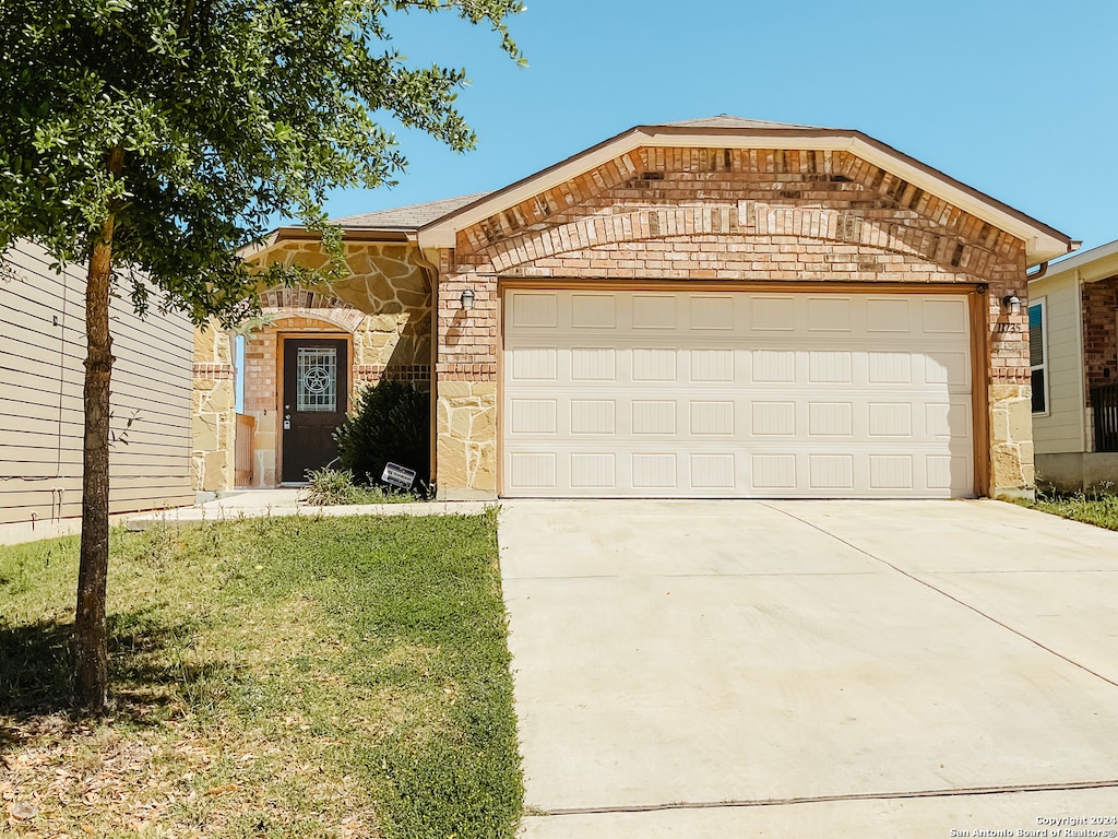 single story home with a front lawn