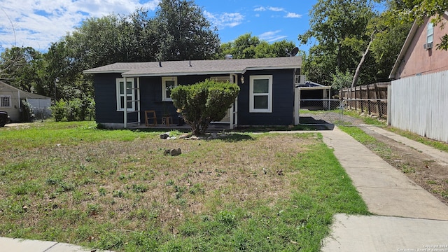 view of front of house featuring a front lawn