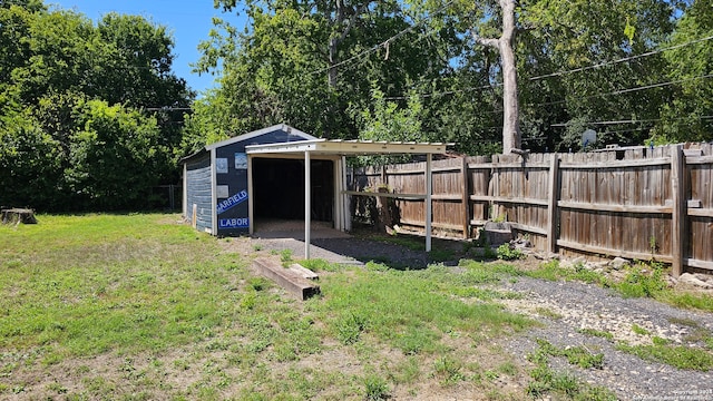 view of yard with an outbuilding